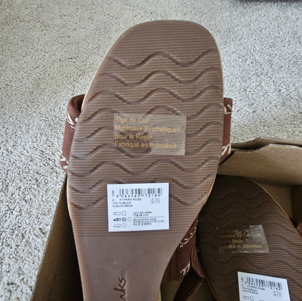 New In Box Clarks Collection Women's Kyarra Rose Nubuck Wedge Sandal Tan Sz 10
